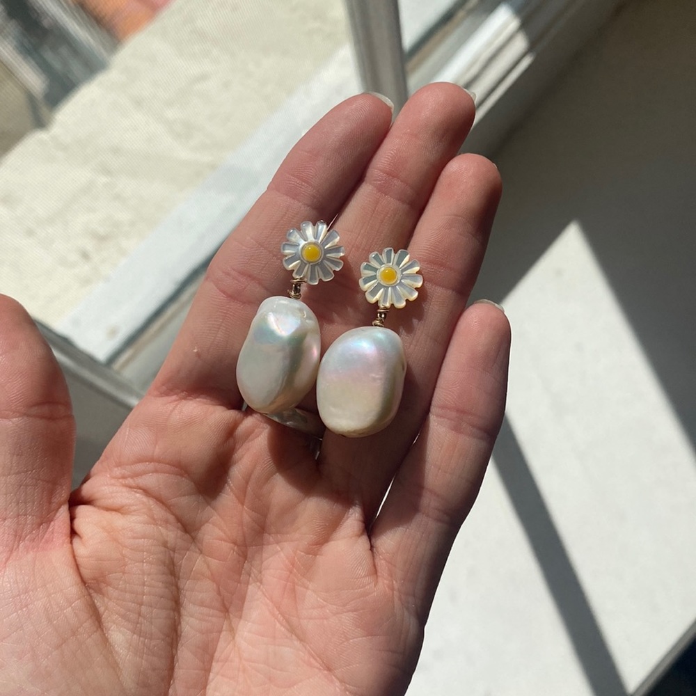 Super pretty pearl earrings !!! Real. Bought in Malibu Fred segal